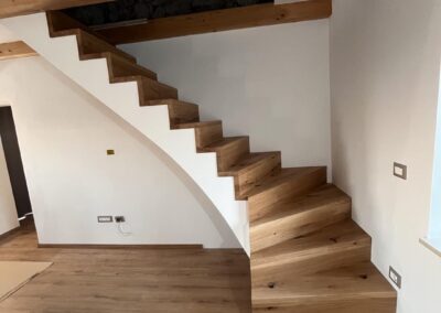 Lesene stopnice brez ograje