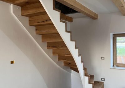 Lesene stopnice brez ograje